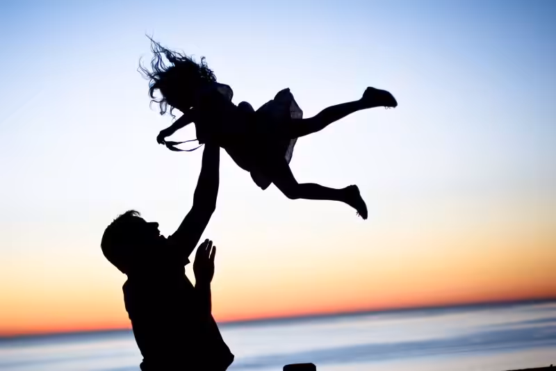 夕焼けの浜辺で高い高い