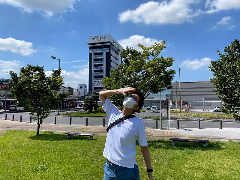 西尾駅前に立っている様子