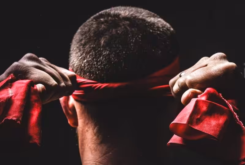 はちまきを締める男