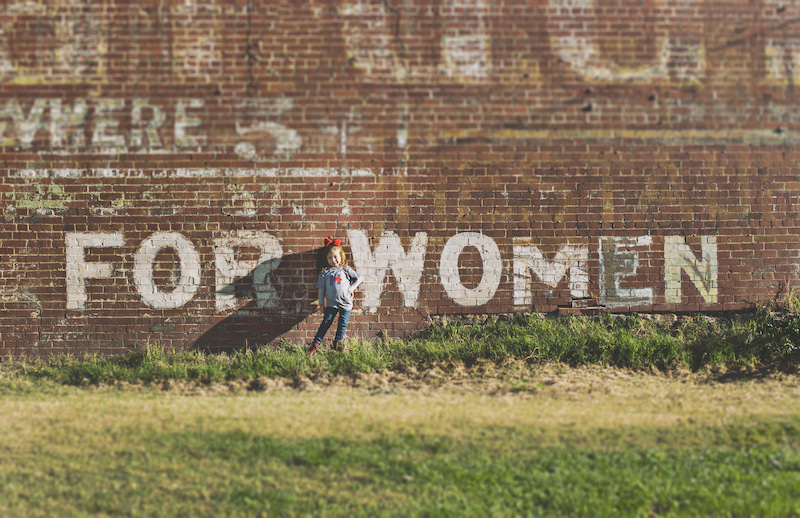 for women と書かれた壁